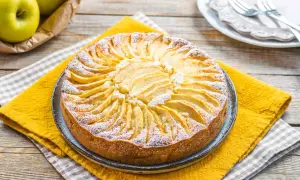 Torta di mele decorata con fettine disposte a raggiera, spolverata di zucchero a velo. Un'idea per torte senza zucchero.