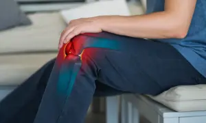Dolore al ginocchio evidenziato in rosso. Quanto camminare dopo protesi ginocchio? La riabilitazione è fondamentale.