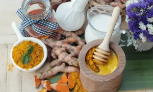 Curcuma fresca, latte, miele e fiori: scopri come usarla per un rituale di benessere.