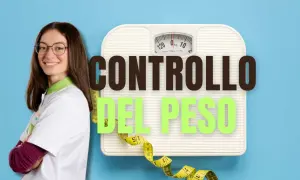 Donna sorridente con camice, bilancia e metro. Se mi peso dopo mangiato quanto devo togliere? Controllo del peso.