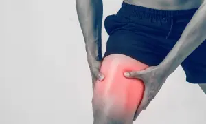 Uomo con lesione muscolare di 2 cm alla coscia, in fase di recupero. La zona è evidenziata in rosso.