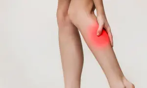 Gamba con area rossa evidenziata, simboleggia il claudicatio intermittens vascolare.