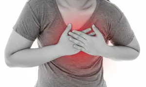 Dolore al petto e al torace, forse legato a reflusso e mal di schiena.
