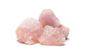 Gruppo di grezzi cristalli di quarzo rosa, noti per il loro significato legato all'amore e alla guarigione.