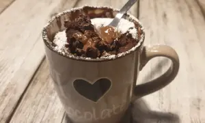 Mug cake fit al cioccolato, soffice e goloso, pronto in tazza. Perfetto per una pausa dolce.