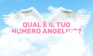 Ali bianche su cielo azzurro con nuvole. Testo rosa: "Qual è il tuo numero angelico?". Scopri come si calcola il numero angelico.