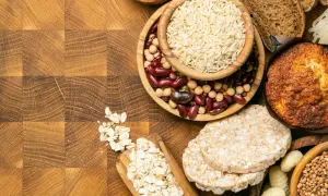 Varietà di alimenti: riso, fagioli, avena, muffin, gallette di riso, pasta e pane. Alcuni sono carboidrati raffinati quali sono, altri integrali.