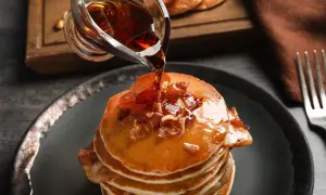 Pancakes con sciroppo d'acero e bacon. Meglio sciroppo d'acero o agave? La scelta è tua per questa delizia.