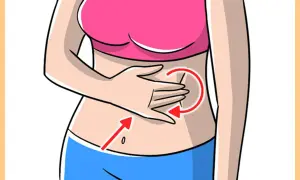 Mano che esegue un massaggio circolare sull'addome, indicato da frecce rosse, per un massaggio per sgonfiare la pancia.