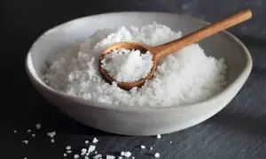 Ciotola piena di sale grosso, con un cucchiaio di legno. Un elemento naturale per purificare la casa.