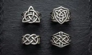 Quattro anelli d'argento con intricati disegni di nodo celtico. Ogni nodo celtico ha un significato unico, simboleggiando eternità, amore o protezione.