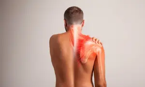 Uomo con dolore alla spalla, evidenziato in rosso. L'immagine illustra l'instabilità di spalla e le aree di infiammazione.