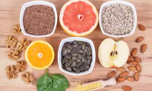 Semi di lino, semi di girasole, zucca, noci, mandorle, arancia, mela, pompelmo e spinaci. I semi di lino si possono mangiare crudi.