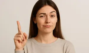 Donna con dito alzato, espressione scettica: "Troppe coincidenze con una persona, non credi?