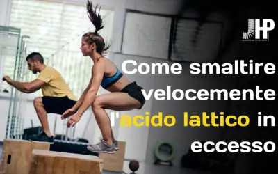Uomo e donna si allenano con i box jump. Impara come smaltire acido lattico in eccesso per migliorare le tue prestazioni.
