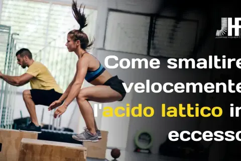 Uomo e donna si allenano con i box jump. Impara come smaltire acido lattico in eccesso per migliorare le tue prestazioni.