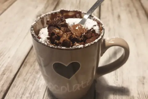 Mug cake fit al cioccolato, soffice e goloso, pronto in tazza. Perfetto per una pausa dolce.