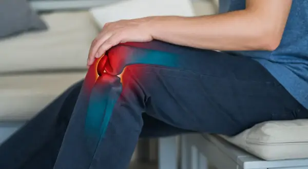 Dolore al ginocchio evidenziato in rosso. Quanto camminare dopo protesi ginocchio? La riabilitazione è fondamentale.