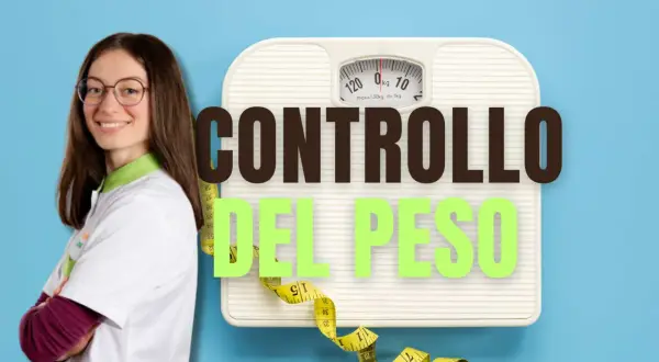 Donna sorridente con camice, bilancia e metro. Se mi peso dopo mangiato quanto devo togliere? Controllo del peso.