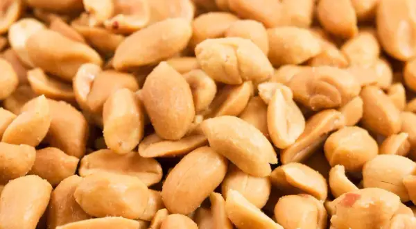 Un mucchio di arachidi tostate, perfette per uno snack salutare. Quante arachidi al giorno sono ideali per un'alimentazione equilibrata?