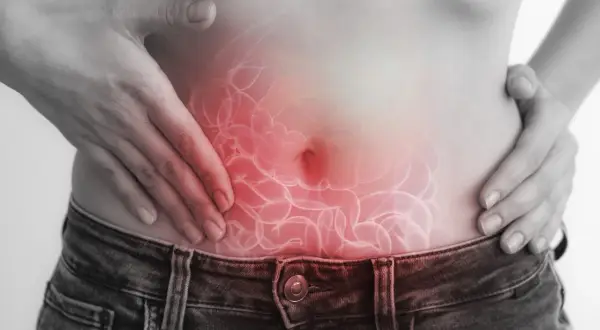 Dolore addominale e gonfiore: possibili sintomi gastrointestinali dell'intolleranza al nichel.