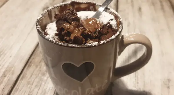 Mug cake fit al cioccolato, soffice e goloso, pronto in tazza. Perfetto per una pausa dolce.