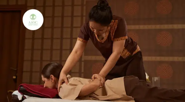 Massaggio thailandese: scopri i benefici di questa antica arte per il benessere. Una terapista esegue un trattamento su una cliente.