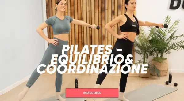 Due donne eseguono esercizi di Pilates per migliorare l'equilibrio e la coordinazione, con pesi leggeri.