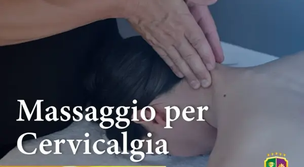 Mani che massaggiano il collo per alleviare la cervicalgia, con testo che indica benefici e **massaggiatore cervicale controindicazioni**.