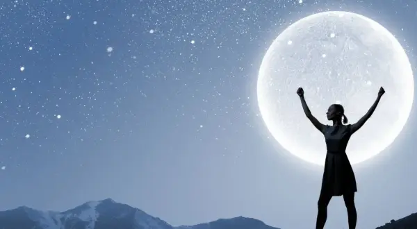 Silhouette di una donna con le braccia alzate, che sembra chiedere un desiderio alla luna piena, sotto un cielo stellato e montagne innevate.