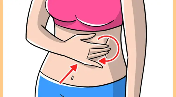 Mano che esegue un massaggio circolare sull'addome, indicato da frecce rosse, per un massaggio per sgonfiare la pancia.
