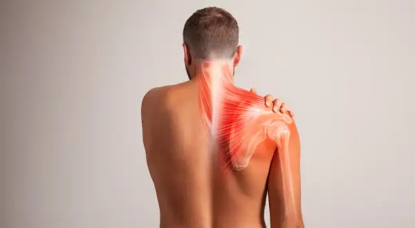 Uomo con dolore alla spalla, evidenziato in rosso. L'immagine illustra l'instabilità di spalla e le aree di infiammazione.