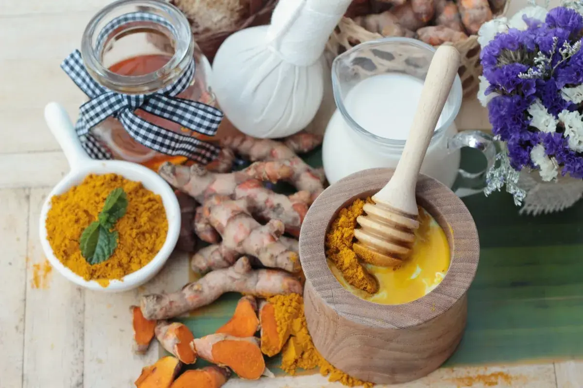 Curcuma fresca, latte, miele e fiori: scopri come usarla per un rituale di benessere.