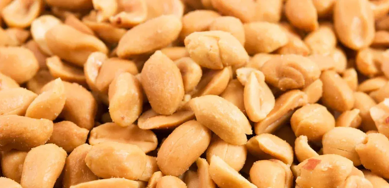 Un mucchio di arachidi tostate, perfette per uno snack salutare. Quante arachidi al giorno sono ideali per un'alimentazione equilibrata?