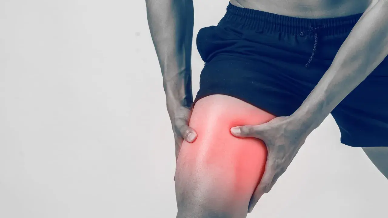 Uomo con lesione muscolare di 2 cm alla coscia, in fase di recupero. La zona è evidenziata in rosso.