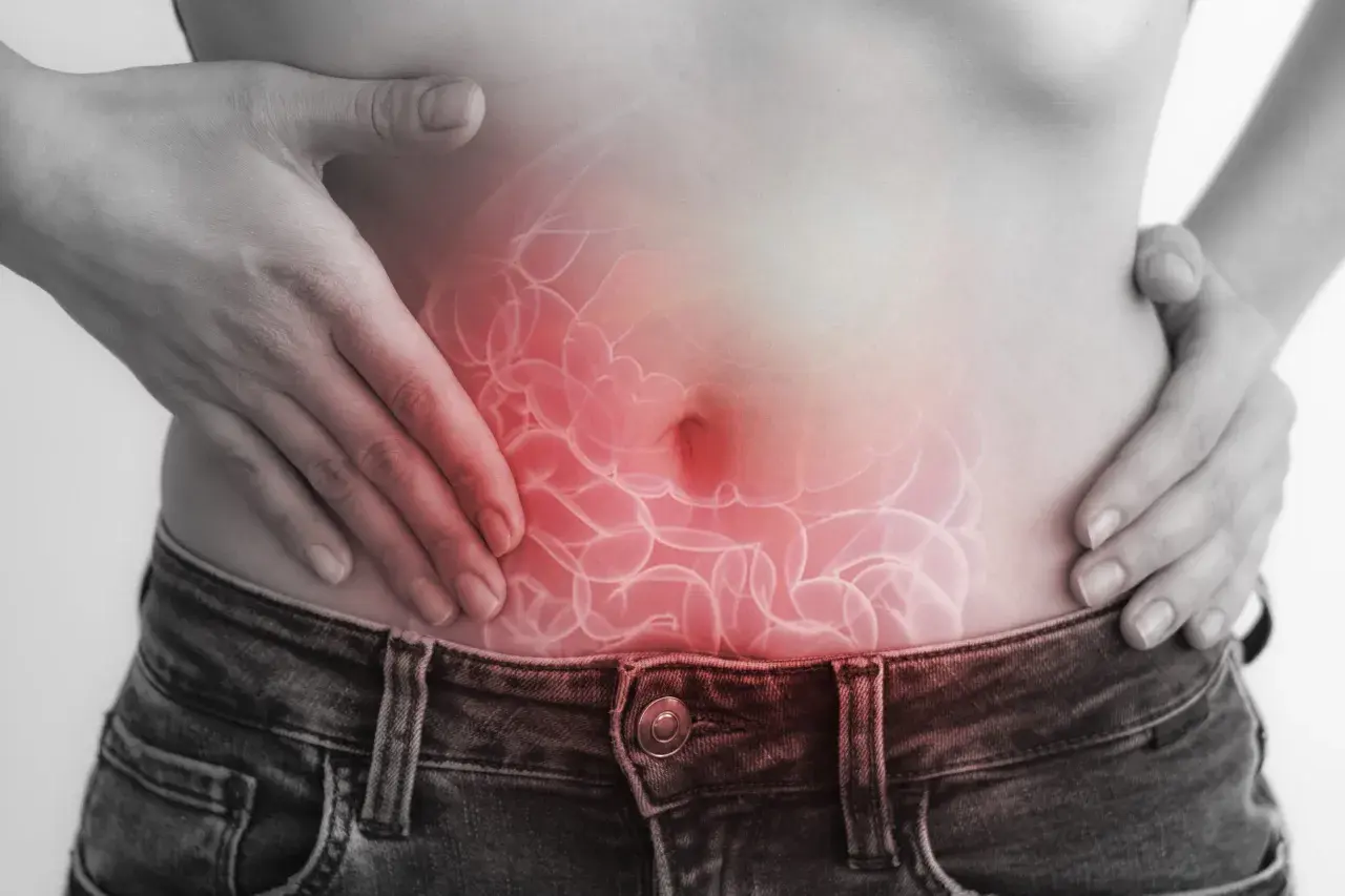 Dolore addominale e gonfiore: possibili sintomi gastrointestinali dell'intolleranza al nichel.