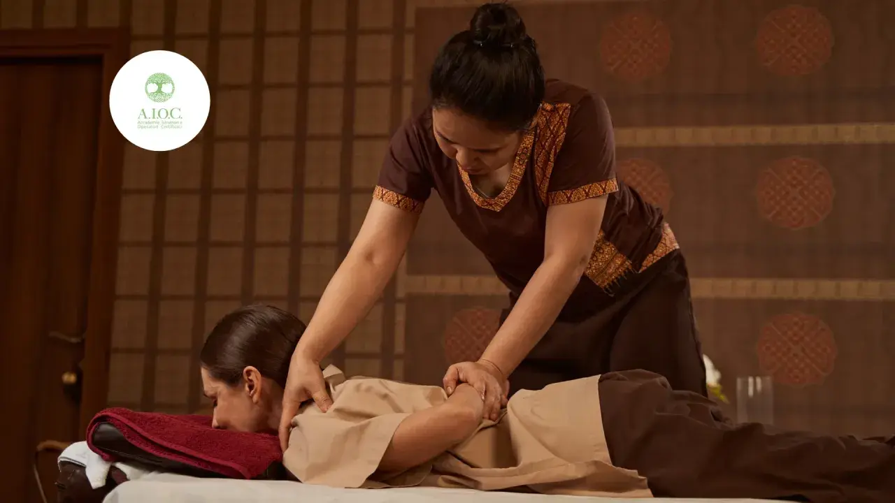 Massaggio thailandese: scopri i benefici di questa antica arte per il benessere. Una terapista esegue un trattamento su una cliente.