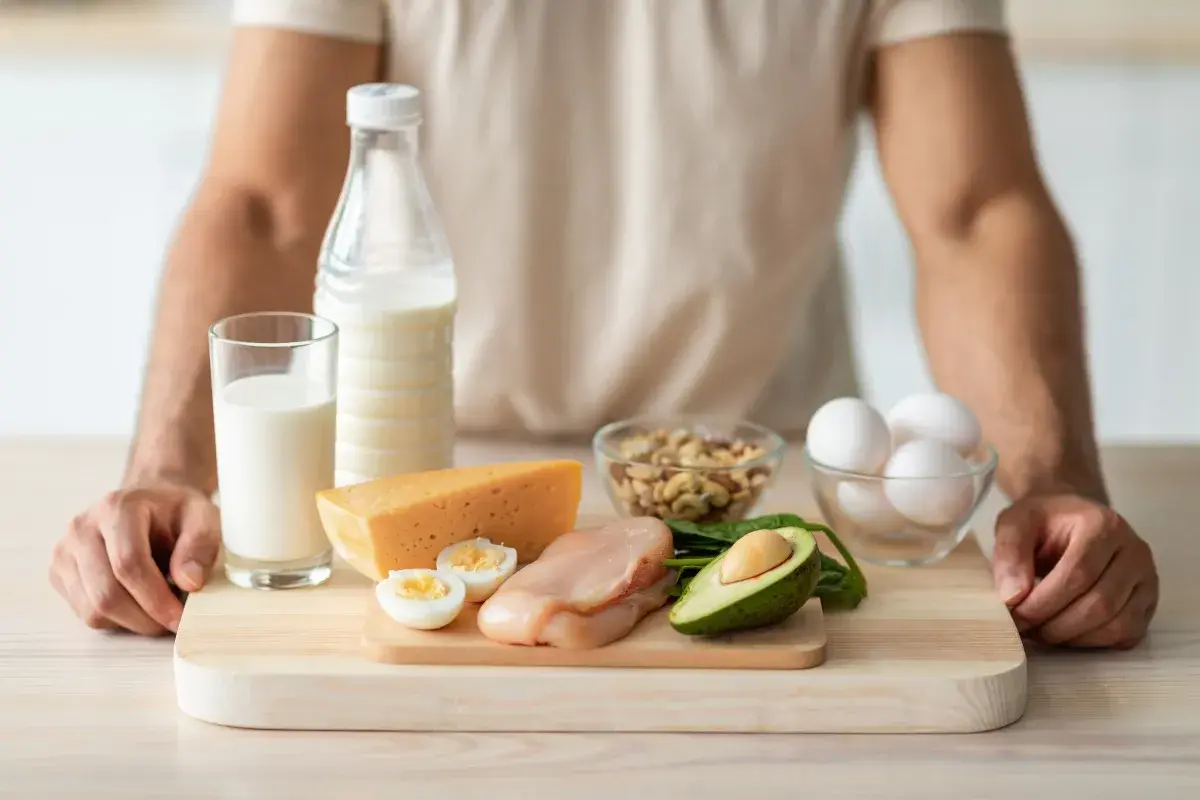 Alimenti ricchi di proteine: pollo, uova, formaggio, latte, frutta secca, avocado. Scopri quante proteine al giorno per massa muscolare.