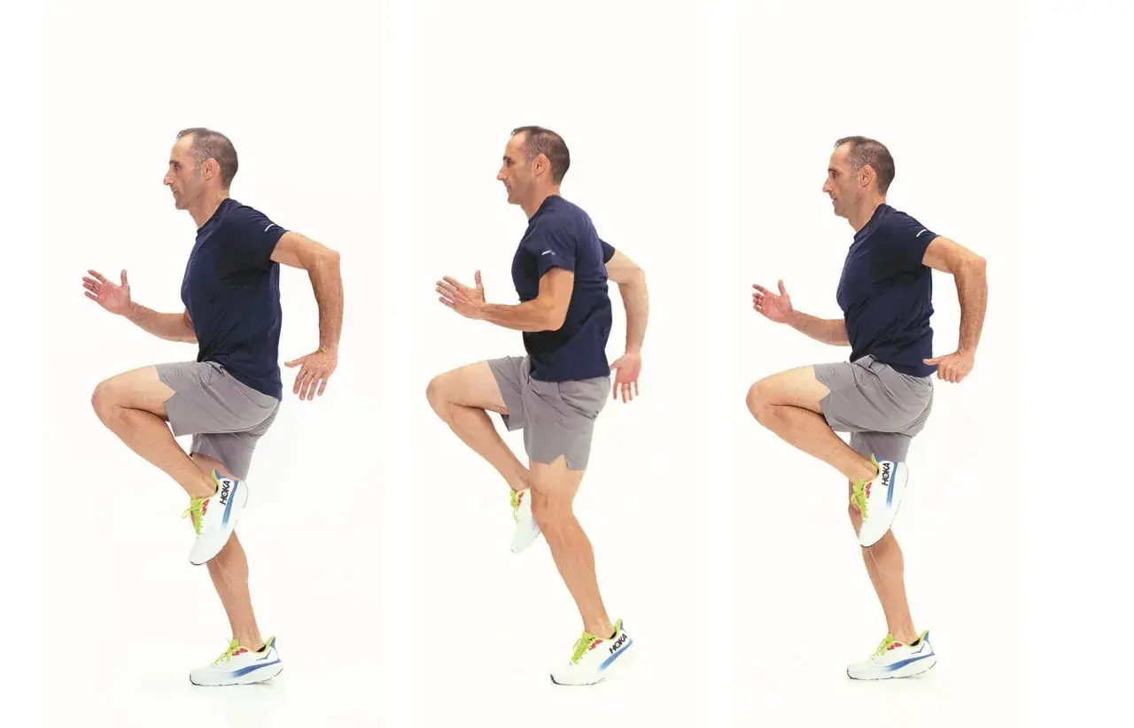 Uomo in tre pose che dimostra la tecnica di corsa, con ginocchia alte e braccia in movimento.