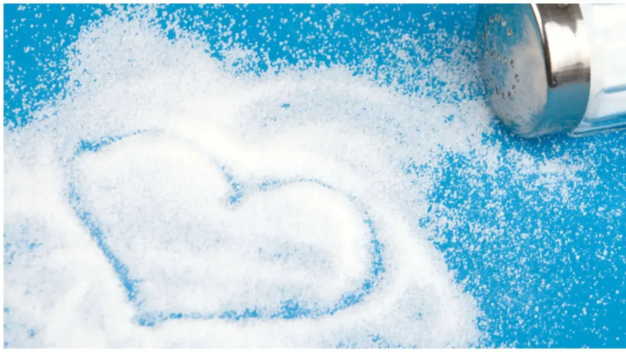Cuore disegnato nel sale iodato, un promemoria che troppo sale può essere pericoloso per la salute.