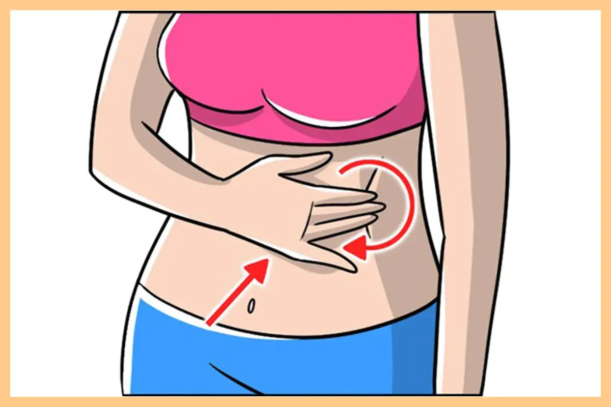 Mano che esegue un massaggio circolare sull'addome, indicato da frecce rosse, per un massaggio per sgonfiare la pancia.