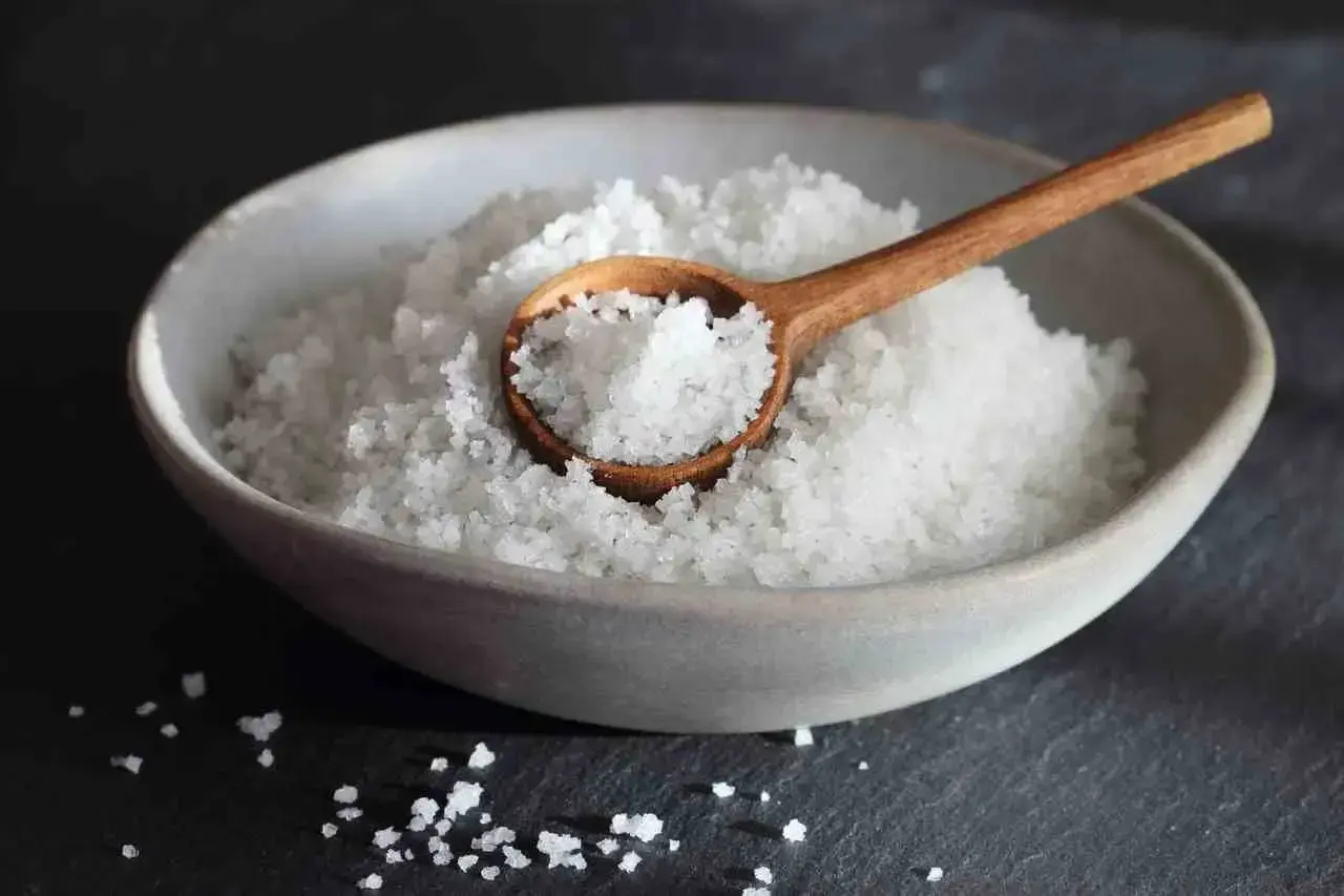 Ciotola piena di sale grosso, con un cucchiaio di legno. Un elemento naturale per purificare la casa.