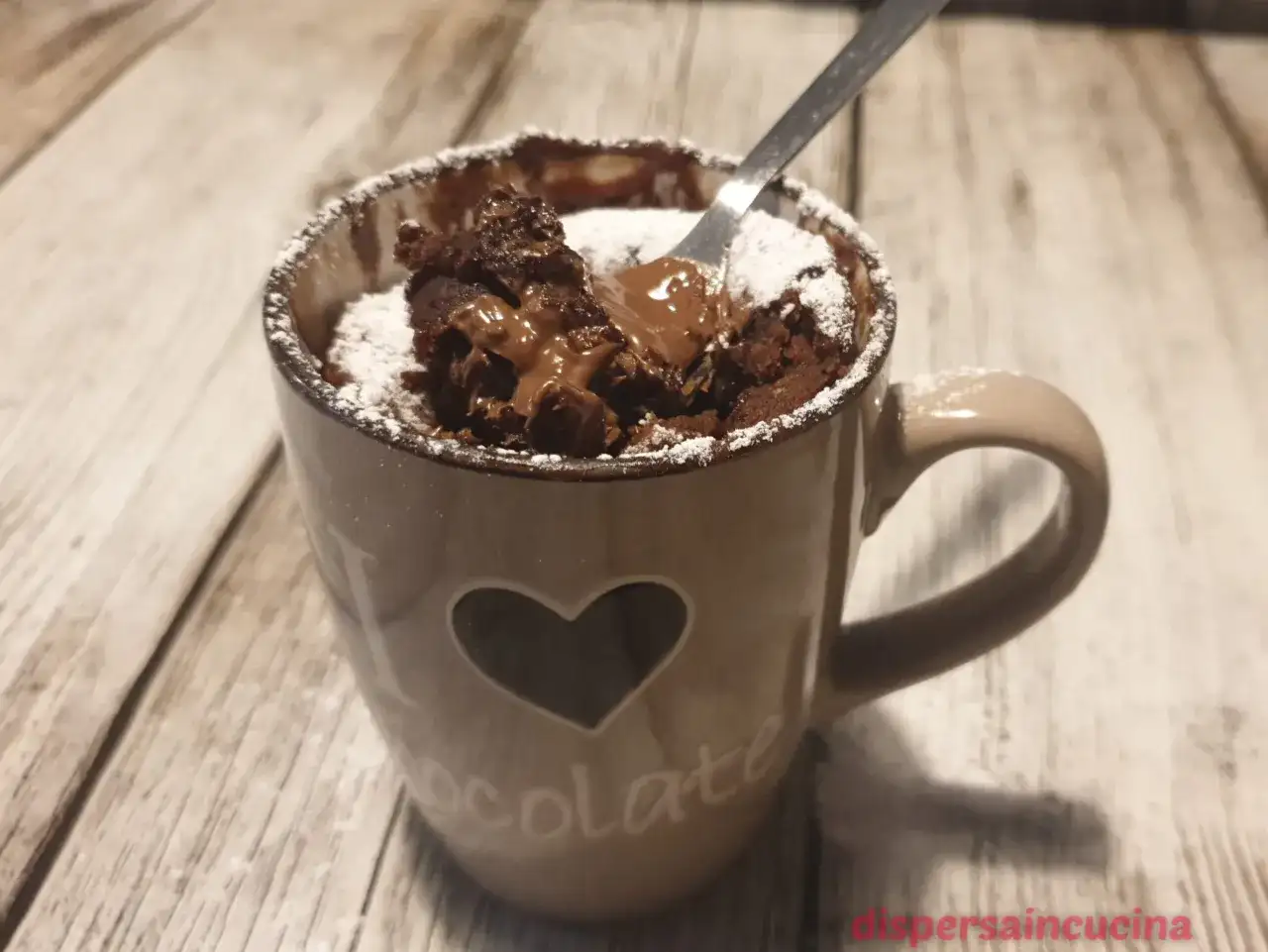 Mug cake fit al cioccolato, soffice e goloso, pronto in tazza. Perfetto per una pausa dolce.