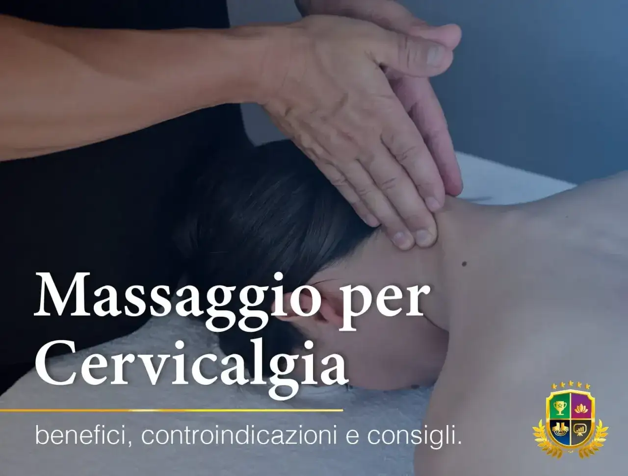 Mani che massaggiano il collo per alleviare la cervicalgia, con testo che indica benefici e **massaggiatore cervicale controindicazioni**.