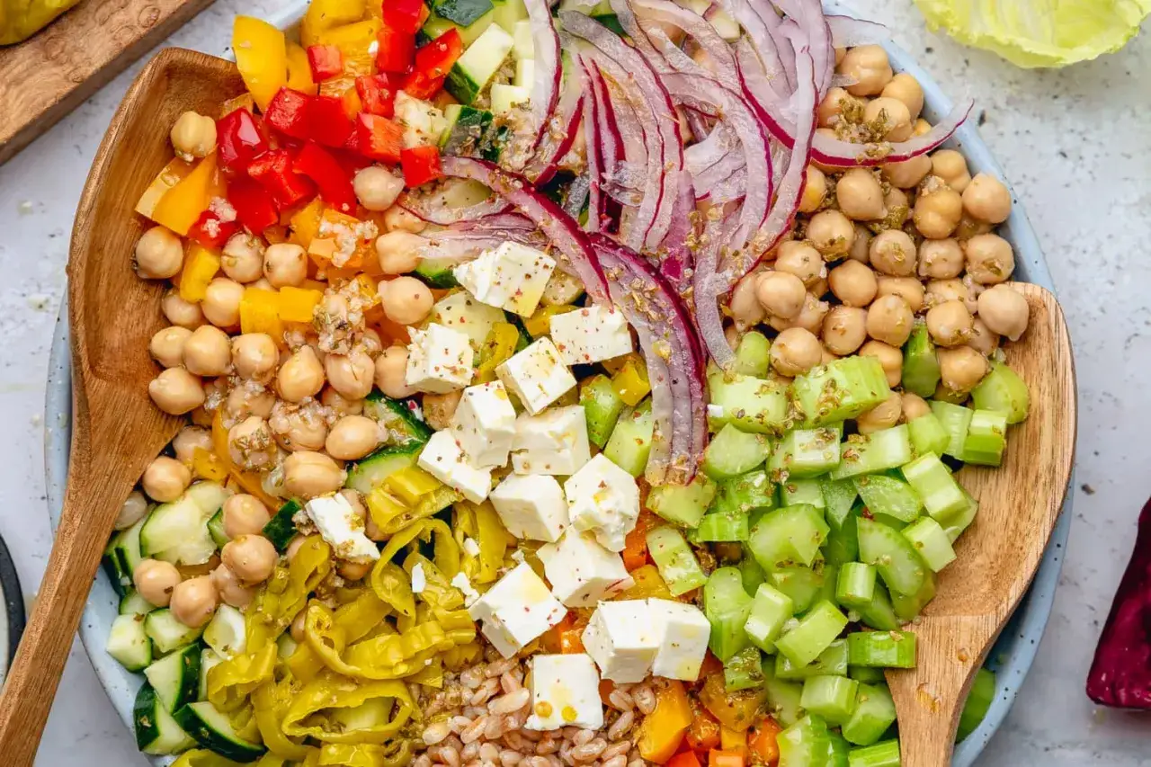 Un'insalata per dimagrire ricca di ceci, verdure colorate, feta e cereali. Un pasto completo e gustoso per mantenersi in forma.