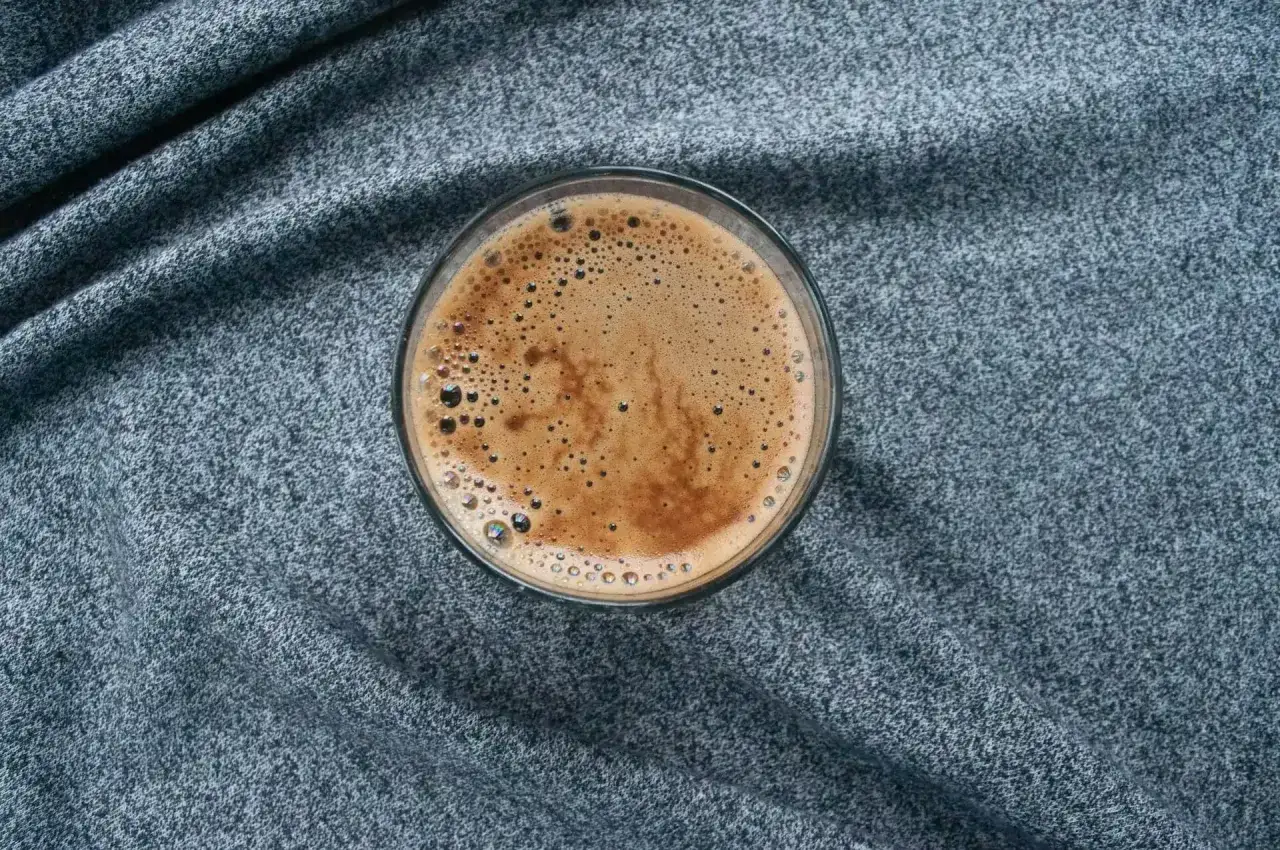 Tazza di caffè di cicoria con schiuma, una bevanda che aiuta a dimagrire.