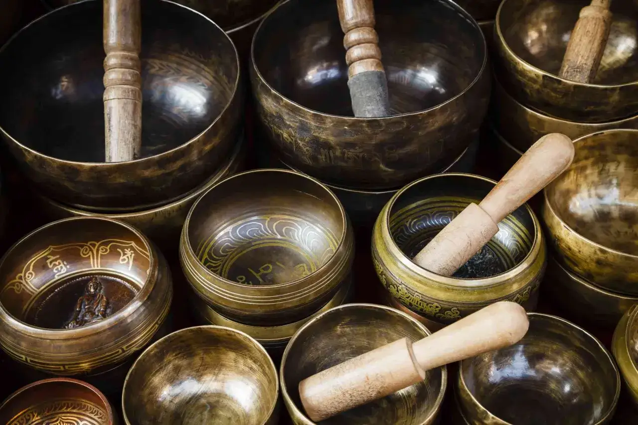 Campane tibetane, strumenti per il benessere e la meditazione, con i loro suoni evocano pace. Scopri i campane tibetane benefici.