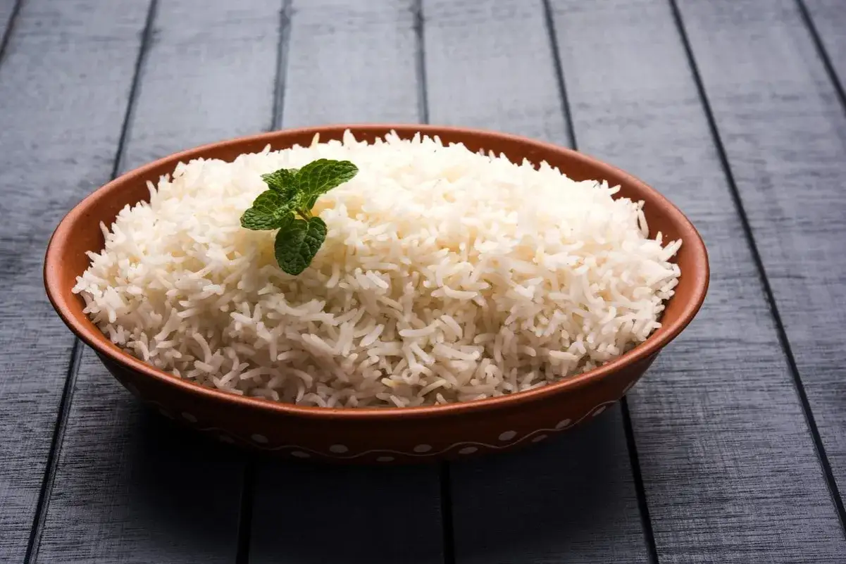 Un piatto di riso basmati profumato, con una fogliolina di menta, perfetto per scoprire le sue propriet&agrave; benefiche.