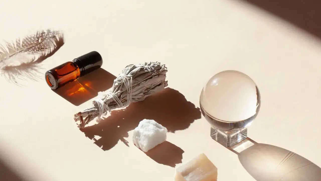 Piuma, ambra, cristalli e un fascio di salvia, evocano le antiche canfora propriet&agrave; magiche per purificare e attrarre energie positive.