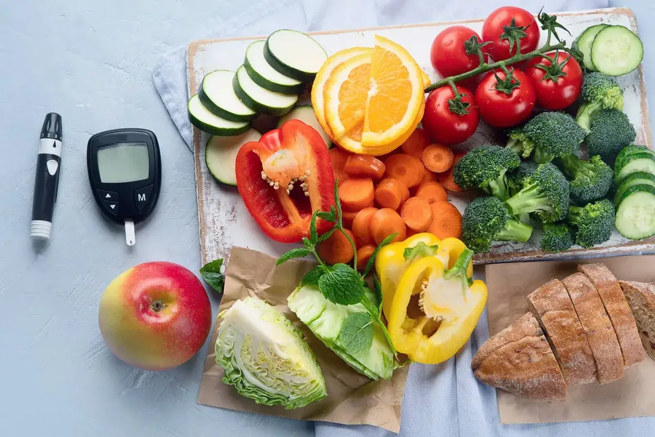 Glucómetro, frutta e verdura fresca, pane integrale. Una dieta equilibrata è fondamentale per gestire il diabete, anche con l'uso di dolcificanti come il sucralosio.